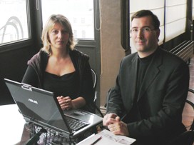 Photo de Rachel Colas & Patrick Merlevede en train d'éditer le livre